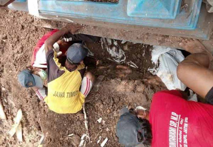 Kuburan Mr X Korban Laka Kereta Api di Dusun Ngrajek Nganjuk Dibongkar Keluarga Kuburan Mr X Korban Laka Kereta Api di Dusun Ngrajek Nganjuk Dibongkar Keluarga