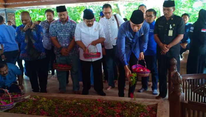 Nyekar ke Makam Bung Karno, AHY: Kedepankan Semangat Persatuan di atas Keberagaman Nyekar ke Makam Bung Karno, AHY: Kedepankan Semangat Persatuan di atas Keberagaman