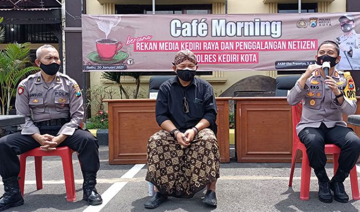 Kapolres Kediri Kota Gelar Coffee Morning Dengan Wartawan di Bawah Terik Matahari Kapolres Kediri Kota Gelar Coffee Morning Dengan Wartawan di Bawah Terik Matahari