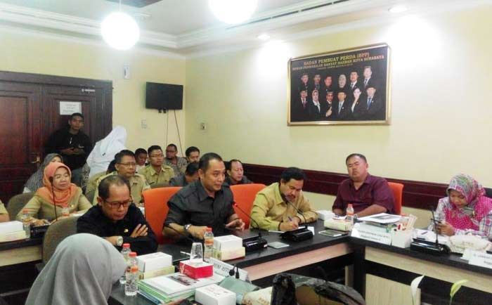 Alhamdulillah, Gaji Guru Swasta di Surabaya akan Setara UMR Alhamdulillah, Gaji Guru Swasta di Surabaya akan Setara UMR