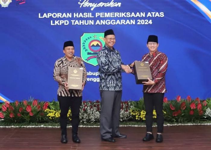 Pertahankan Opini WTP, Bupati dan Ketua DPRD Trenggalek Terima LHP Keuangan Daerah Pertahankan Opini WTP, Bupati dan Ketua DPRD Trenggalek Terima LHP Keuangan Daerah