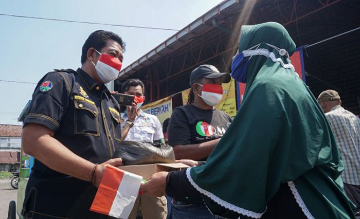 Peduli Warga Terdampak, Polres Jombang Bagikan Bantuan Sembako untuk PKL dan Tukang Becak Peduli Warga Terdampak, Polres Jombang Bagikan Bantuan Sembako untuk PKL dan Tukang Becak