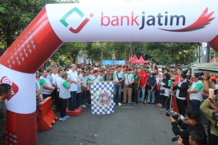 Peringatan HPN 2025, PWI Jatim Gelar Jalan Sehat Bersama Wartawan di Taman Apsari Peringatan HPN 2025, PWI Jatim Gelar Jalan Sehat Bersama Wartawan di Taman Apsari
