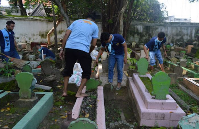 Tanamkan Rasa Cinta Lingkungan, Kalapas Tuban Ajak WBP Bersihkan Makam Sunan Bonang