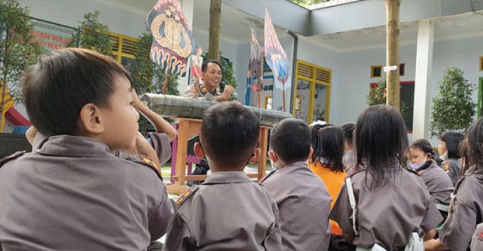 Antisipasi Isu Penculikan Anak, Kapolsek Pare Mendalang di Hadapan Murid TK Antisipasi Isu Penculikan Anak, Kapolsek Pare Mendalang di Hadapan Murid TK