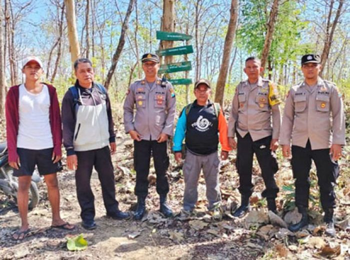 Peduli Lingkungan, Kapolsek Tlanakan dan Perhutani Lakukan Patroli di Hutan Pamekasan Peduli Lingkungan, Kapolsek Tlanakan dan Perhutani Lakukan Patroli di Hutan Pamekasan
