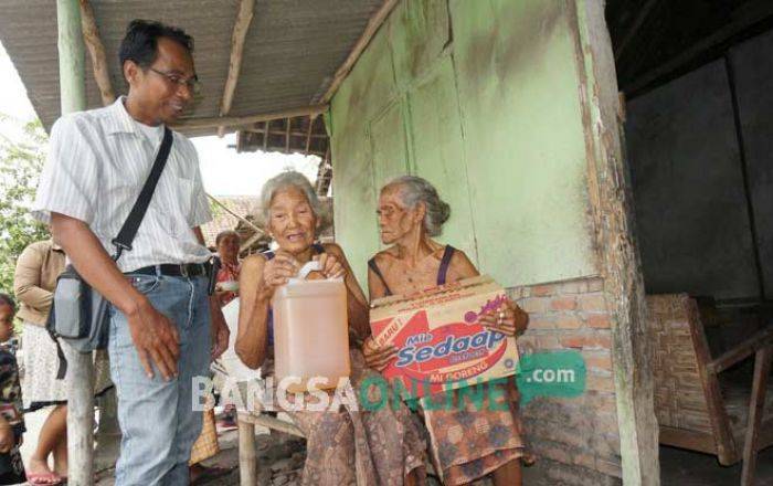 Peduli Sosial, K2JC Serahkan Sembako Kepada Nenek Sijah Peduli Sosial, K2JC Serahkan Sembako Kepada Nenek Sijah