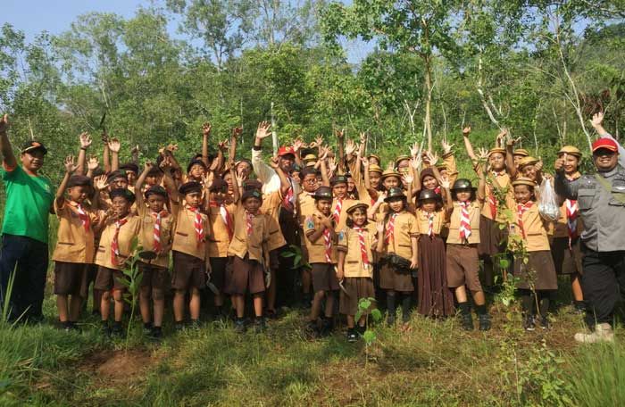 Ajak Cintai Alam, Siswa Pramuka SDN 1 Surodakan Tanam Pohon di Huko
