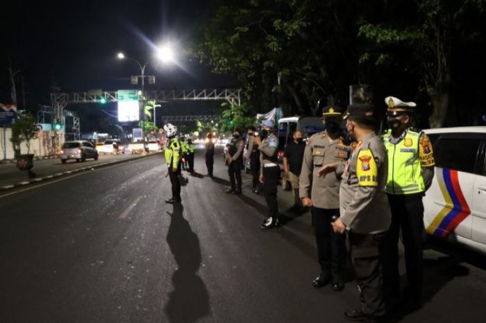 Perbatasan Gresik Disekat, Truk Diperiksa, Polres Cegah Penularan PMK Sapi Meluas Perbatasan Gresik Disekat, Truk Diperiksa, Polres Cegah Penularan PMK Sapi Meluas