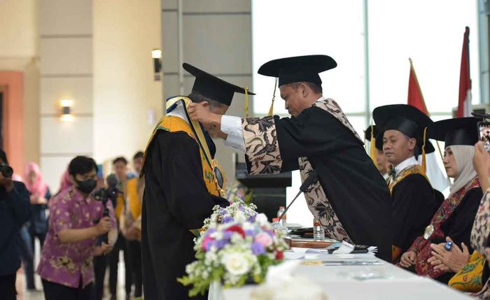 Rektor Universitas Trunojoyo Madura Kukuhkan Guru Besar Fakultas Ekonomi dan Bisnis Rektor Universitas Trunojoyo Madura Kukuhkan Guru Besar Fakultas Ekonomi dan Bisnis
