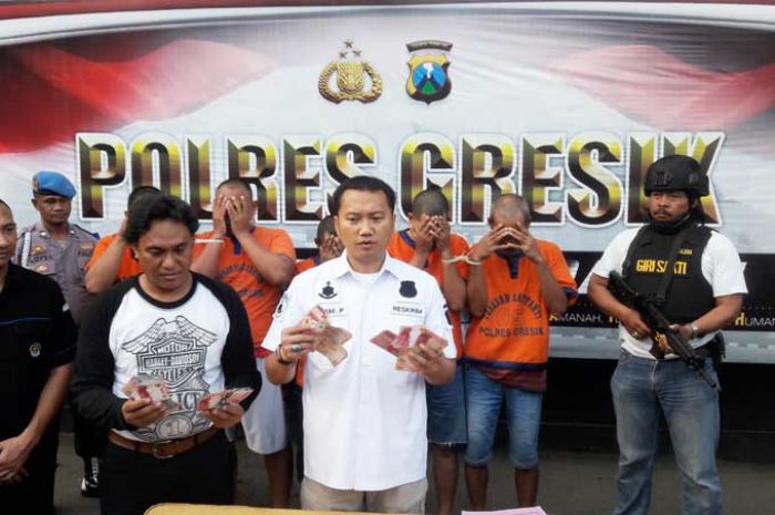 Polres Gresik Bekuk 5 Karyawan Pencuri Besi 26,5 Ton di PT. DCPP Polres Gresik Bekuk 5 Karyawan Pencuri Besi 26,5 Ton di PT. DCPP