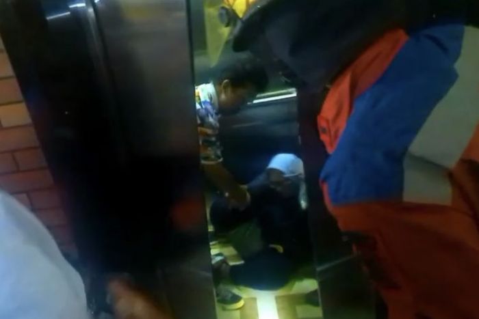 Damkar Surabaya Evakuasi 4 Orang yang Terjebak di Lift Rumah Makan Kawasan Krembangan