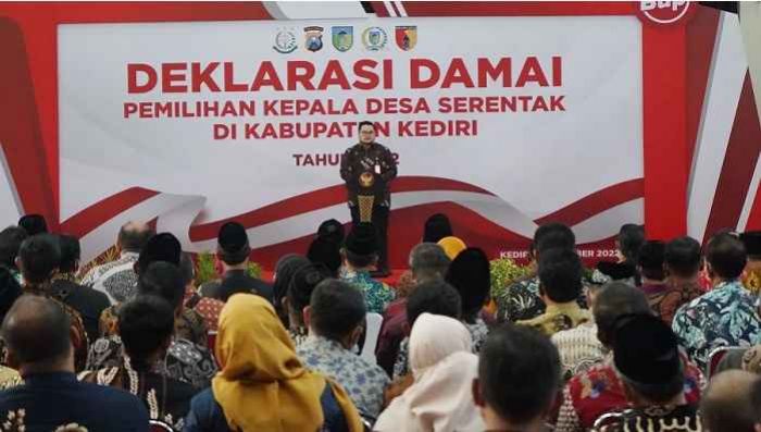 Para Cakades Gelar Deklarasi Damai, Bupati Dhito Minta Kades Terpilih Mau Bekerja untuk Rakyat Para Cakades Gelar Deklarasi Damai, Bupati Dhito Minta Kades Terpilih Mau Bekerja untuk Rakyat