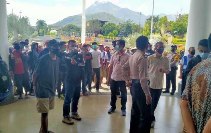 Tak Terima Diprotes MCW, Warga Pro Pembangunan Kolam Renang Njombok Juga Demo Balai Kota Batu Tak Terima Diprotes MCW, Warga Pro Pembangunan Kolam Renang Njombok Juga Demo Balai Kota Batu