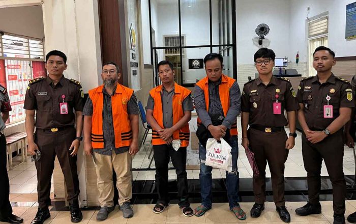 Kejari Kediri Tahan 3 Tersangka Korupsi Kredit Fiktif Bank BUMN, Rugikan Negara Rp2,4 Miliar Kejari Kediri Tahan 3 Tersangka Korupsi Kredit Fiktif Bank BUMN, Rugikan Negara Rp2,4 Miliar