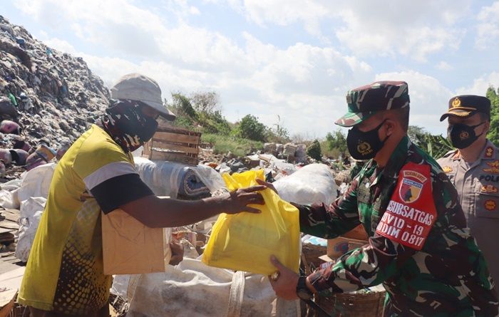 Kapolres dan Dandim Gresik Bagikan Bantuan Paket Sembako kepada Warga Terdampak Covid-19 Kapolres dan Dandim Gresik Bagikan Bantuan Paket Sembako kepada Warga Terdampak Covid-19