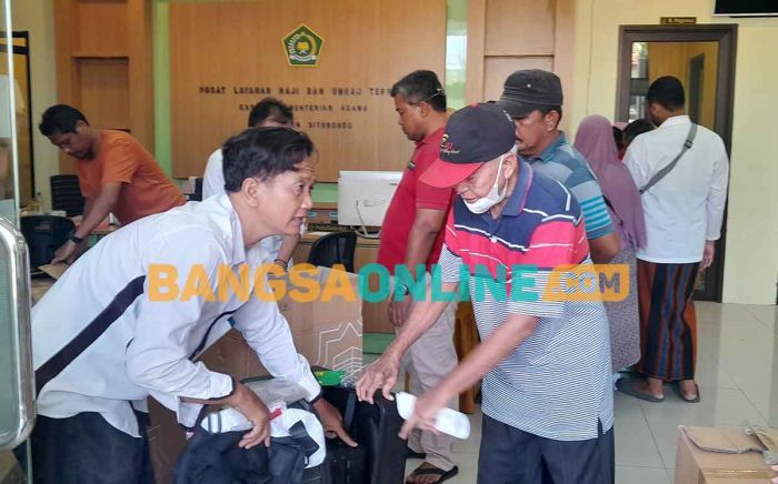 Kemenag Situbondo Bagikan 868 Koper CJH 2024: 859 Orang Melunasi dari 1.173 Kuota Kemenag Situbondo Bagikan 868 Koper CJH 2024: 859 Orang Melunasi dari 1.173 Kuota