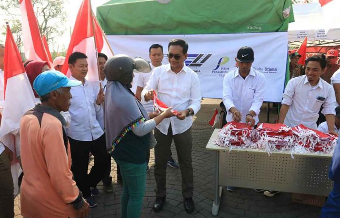 Laksanakan Perintah Gubernur, Jatim Graha Utama Bagikan 2.000 Bendera Merah Putih Laksanakan Perintah Gubernur, Jatim Graha Utama Bagikan 2.000 Bendera Merah Putih