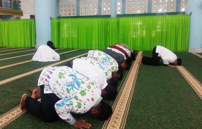 Ditetapkan Pemenang Pilkada, Cak Thoriq-Bunda Indah Sujud Syukur di Masjid Anas Mahfudz