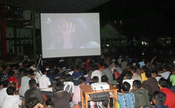 Ribuan Santri dan Pelajar Kabupaten Blitar Nobar Film G30S/PKI Ribuan Santri dan Pelajar Kabupaten Blitar Nobar Film G30S/PKI