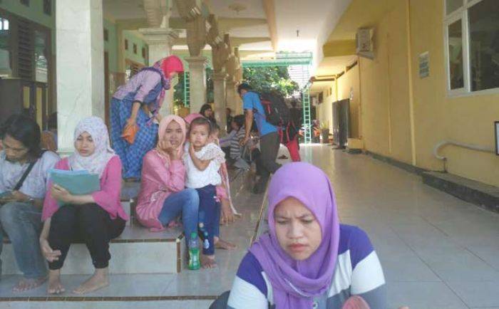 Ruangan Penuh, Pemohon SIM di Polres Tuban Terpaksa <i>Keleleran</i> di Luar Ruangan Penuh, Pemohon SIM di Polres Tuban Terpaksa <i>Keleleran</i> di Luar