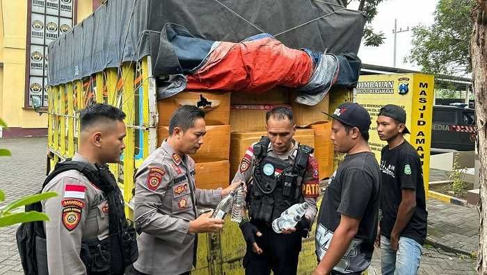 Polisi Amankan Truk Angkut Ratusan Botol Arak Bali yang Bakal Diedarkan di Probolinggo Polisi Amankan Truk Angkut Ratusan Botol Arak Bali yang Bakal Diedarkan di Probolinggo