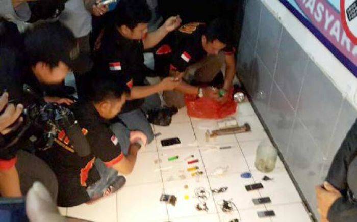 BNN-Polda Sidak Lapas Porong, Ada Kamar-kamar Sel Full Fasilitas hingga Alat Hisap Sabu BNN-Polda Sidak Lapas Porong, Ada Kamar-kamar Sel Full Fasilitas hingga Alat Hisap Sabu