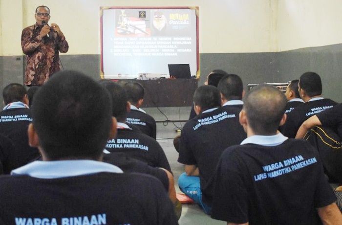 Gelar Penyuluhan Hukum bagi 220 WBP, Kalapas Pamekasan: Ini Salah Satu Syarat Raih Hak Integrasi Gelar Penyuluhan Hukum bagi 220 WBP, Kalapas Pamekasan: Ini Salah Satu Syarat Raih Hak Integrasi