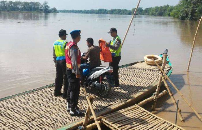 Penyeberang Sungai Bengawan Solo Diberi Sosialisasi Keselamatan oleh Polsek Rengel Penyeberang Sungai Bengawan Solo Diberi Sosialisasi Keselamatan oleh Polsek Rengel