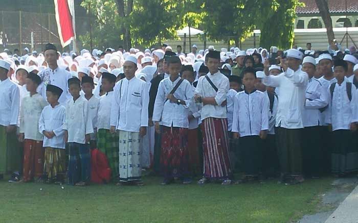 Meriah, Bupati Suyoto Apresiasi Upacara Hari Santri di Alun-Alun Bojonegoro Meriah, Bupati Suyoto Apresiasi Upacara Hari Santri di Alun-Alun Bojonegoro