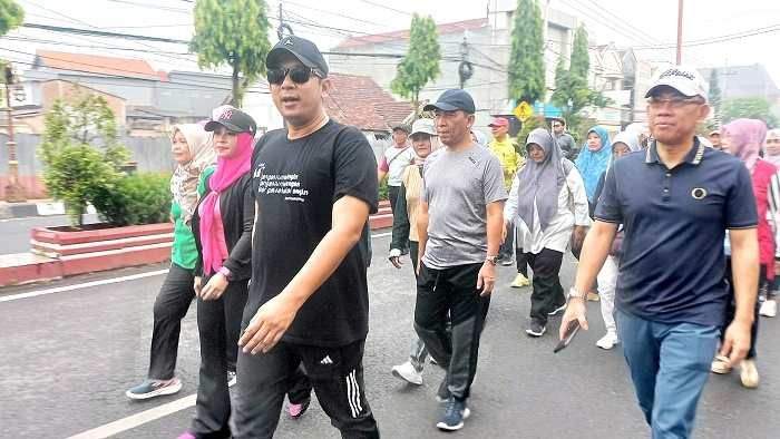 Wujud Kebersamaan, Pj Wali Kota Mojokerto Jalan Sehat Bersama Ribuan Warga Wujud Kebersamaan, Pj Wali Kota Mojokerto Jalan Sehat Bersama Ribuan Warga