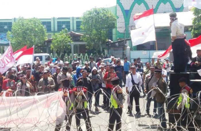 Ultimatum Pemprov dan DPRD Jatim, Minta Patung Dewa Perang di Tuban Dibongkar dalam 7x24 Jam Ultimatum Pemprov dan DPRD Jatim, Minta Patung Dewa Perang di Tuban Dibongkar dalam 7x24 Jam