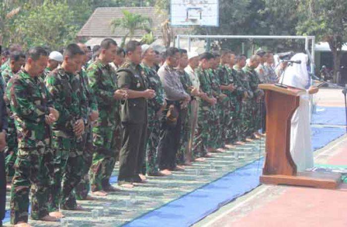 Minta Hujan, Ratusan Prajurit TNI di Tuban Gelar Salat Istisqa Minta Hujan, Ratusan Prajurit TNI di Tuban Gelar Salat Istisqa