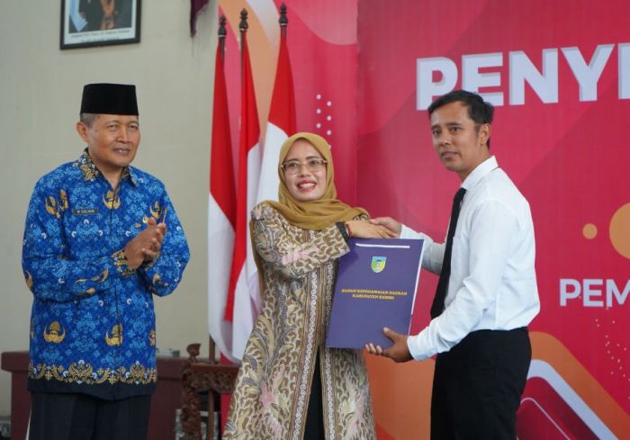 Wabup Kediri Serahkan SK Pengangkatan 204 Orang PPPK Tahap II Wabup Kediri Serahkan SK Pengangkatan 204 Orang PPPK Tahap II