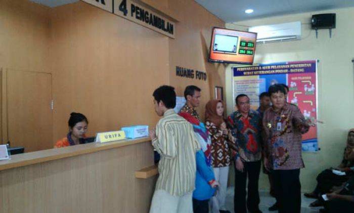Sidak di Dispenduk, Pj Bupati Mojokerto Kaget Ada Ibu-ibu Antre hingga 4 Jam Sidak di Dispenduk, Pj Bupati Mojokerto Kaget Ada Ibu-ibu Antre hingga 4 Jam