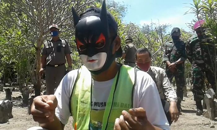 Langgar Protokol Kesehatan, Warga Sidoarjo Disanksi Bersihkan Makam Pakai Topeng Superhero Langgar Protokol Kesehatan, Warga Sidoarjo Disanksi Bersihkan Makam Pakai Topeng Superhero