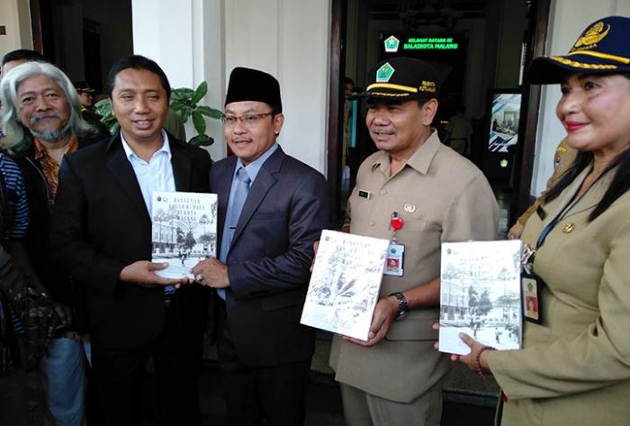 Wali Kota Malang Serahkan 36 Piagam Adiwiyata dan 32 SK Cagar Budaya Wali Kota Malang Serahkan 36 Piagam Adiwiyata dan 32 SK Cagar Budaya