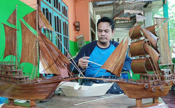 Disabilitas di Tuban Sulap Bambu Jadi Miniatur Kapal Pinisi Disabilitas di Tuban Sulap Bambu Jadi Miniatur Kapal Pinisi