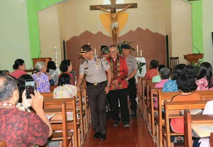 Pasca Bom Surabaya, Polres Blitar Jaga Jalannya Ibadah di Sejumlah Gereja Pasca Bom Surabaya, Polres Blitar Jaga Jalannya Ibadah di Sejumlah Gereja