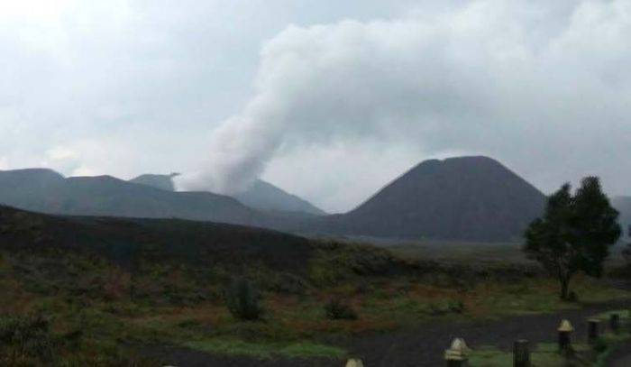Waspadai Hujan Abu Bromo, TNBTS Usir Wisatawan dari Lautan Pasir Waspadai Hujan Abu Bromo, TNBTS Usir Wisatawan dari Lautan Pasir