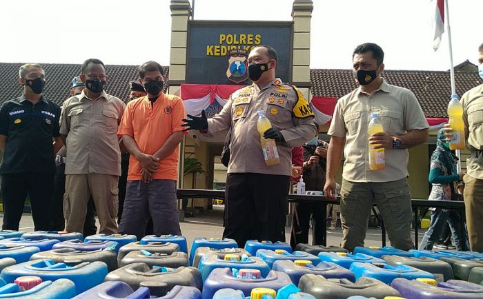 Jual Miras Jenis Arak Jowo, Sopir Asal Kediri Diamankan Jual Miras Jenis Arak Jowo, Sopir Asal Kediri Diamankan