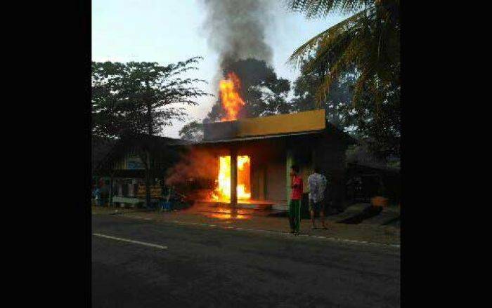 Showroom di Desa Ketro Ludes Terbakar, 4 Motor Hangus Showroom di Desa Ketro Ludes Terbakar, 4 Motor Hangus