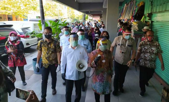 Kembali Kunjungi Surabaya, Menkes Kejutkan Risma dan Pengunjung Pasar Genteng