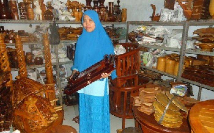 Pengrajin Souvenir Kayu Jati di Bojonegoro Sering Kekurangan Bahan Baku Pengrajin Souvenir Kayu Jati di Bojonegoro Sering Kekurangan Bahan Baku
