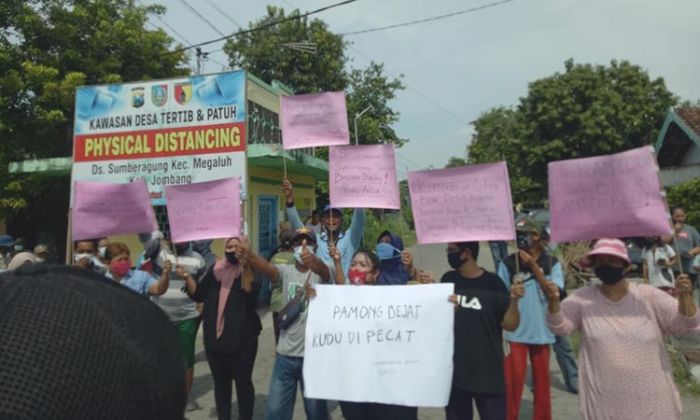 Perangkat Desa Sumberagung Belum Mau Mundur, Warga Demo Lagi Perangkat Desa Sumberagung Belum Mau Mundur, Warga Demo Lagi