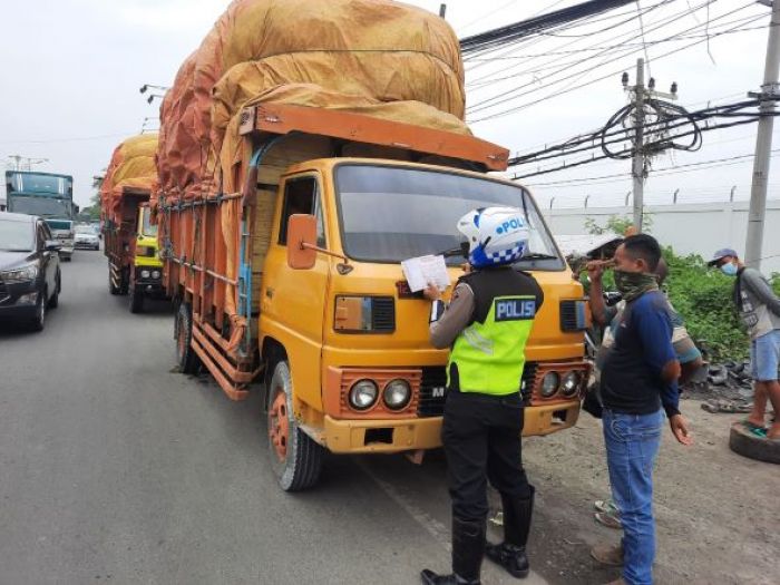 Tekan Angka Kecelakaan, Satlantas Polres Gresik Tilang Belasan Truk ODOL