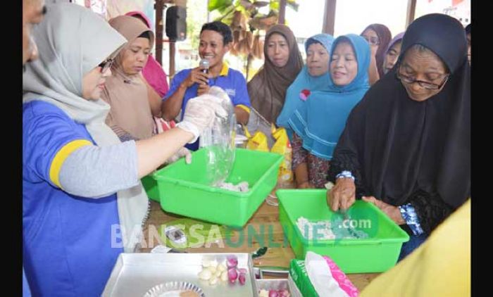 Istri Nelayan di Kebomas Gresik Dilatih Bikin Berbagai Masakan Olahan Ikan