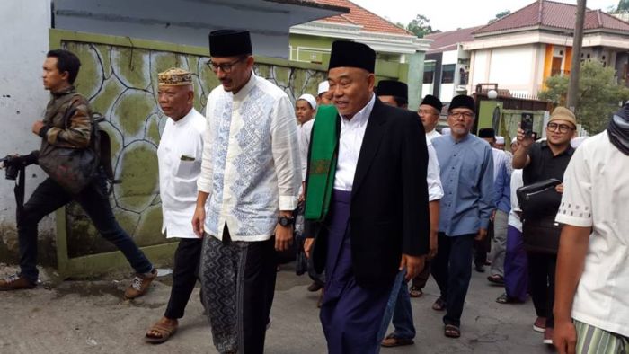Foto Bersama Sandiaga Uno Viral, Tapi Kiai Asep Dukung Jokowi-Ma