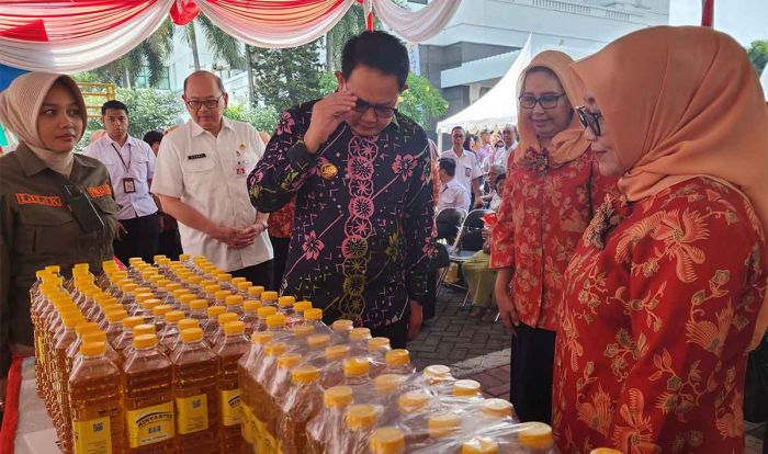 Gelar Bazar Ramadan, Pj Gubernur Jatim: Jadi Sabuk Pengaman dan Upaya Stabilkan Harga Bahan Pokok Gelar Bazar Ramadan, Pj Gubernur Jatim: Jadi Sabuk Pengaman dan Upaya Stabilkan Harga Bahan Pokok