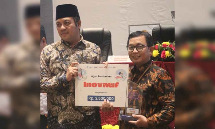 Pemprov Jatim Serahkan Penghargaan untuk Pemenang Agen Perubahan Terpuji 2024 Pemprov Jatim Serahkan Penghargaan untuk Pemenang Agen Perubahan Terpuji 2024